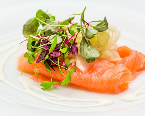 Lax- och avokadokarpaccio med Lune de Miel® citronblomshonung
