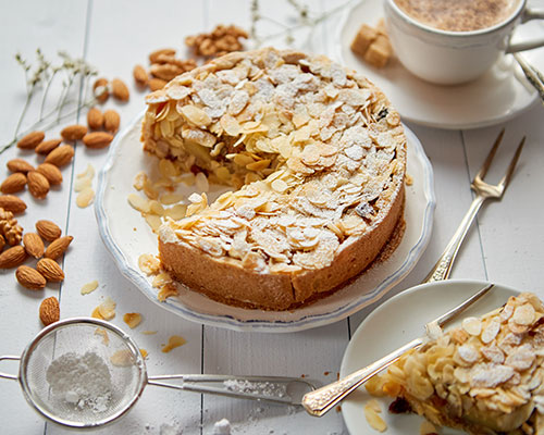 Kaka med äpplen; mandel; kardemumma och honung